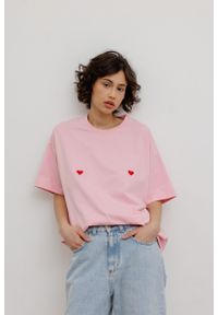 Marsala - T-shirt z NADRUKIEM w kolorze PINK - EAZY - HEARTS-XS/S. Materiał: elastan, bawełna. Wzór: nadruk. Styl: klasyczny