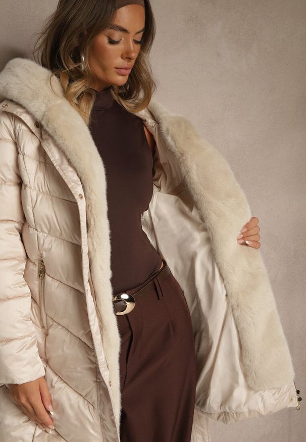 Renee - Beżowa Kurtka z Pikowanym Przeszyciami Wiązanym Paskiem i Kapturem z Futrem Fenida. Kolor: beżowy. Materiał: futro. Styl: elegancki