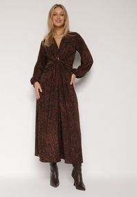 Born2be - Brązowa Sukienka z Marszczeniem i Rozcięciem na Nogę Zobella. Okazja: na co dzień. Kolor: brązowy. Typ sukienki: proste. Styl: casual #3
