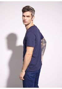 Ochnik - Granatowy basic T-shirt męski z logo. Kolor: niebieski. Materiał: materiał. Długość: krótkie #3