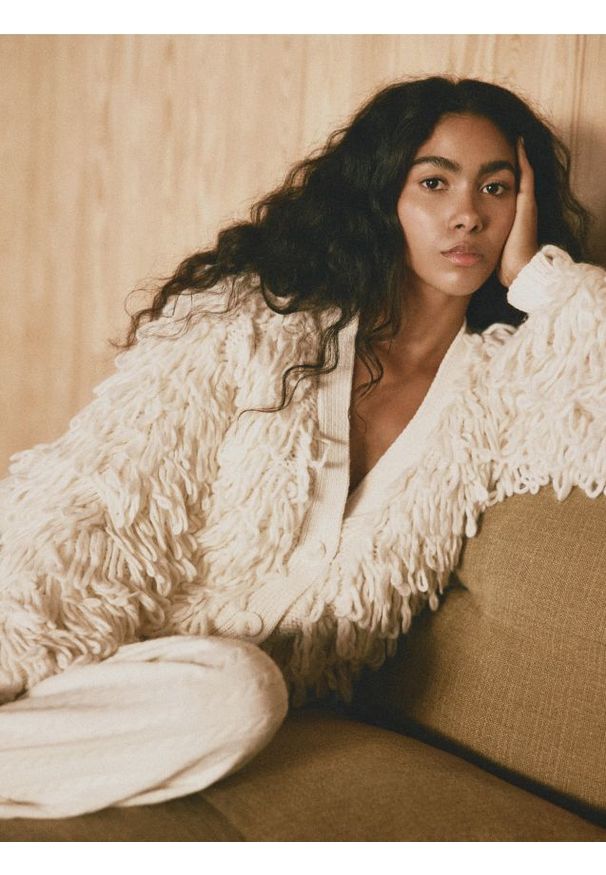 Reserved - Kardigan ze strukturalnym splotem - złamana biel. Materiał: dzianina, bawełna. Wzór: ze splotem