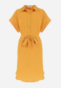 Born2be - Żółta Koszulowa Sukienka z Krótkim Rękawem i Wiązaniem w Pasie Mistie. Kolekcja: plus size. Kolor: żółty. Materiał: materiał. Długość rękawa: krótki rękaw. Wzór: gładki. Sezon: wiosna, lato. Typ sukienki: koszulowe. Długość: midi #3