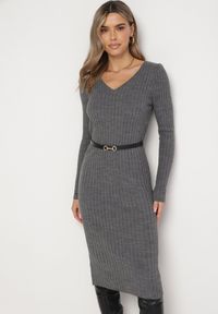 Born2be - Ciemnoszara Dopasowana Sukienka Midi z Prążkowanej Dzianiny Agordda. Kolor: szary. Materiał: dzianina, prążkowany. Wzór: jednolity. Styl: elegancki. Długość: midi