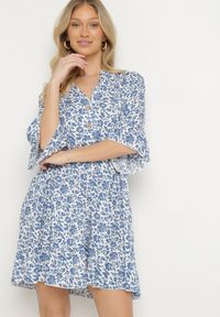 Born2be - Biało-Niebieska Bawełniana Sukienka w Kwiaty o Rozkloszowanym Kroju Jenaleira. Okazja: na co dzień. Typ kołnierza: dekolt w serek. Kolor: biały. Materiał: bawełna. Długość rękawa: krótki rękaw. Wzór: kwiaty. Styl: casual, klasyczny #2