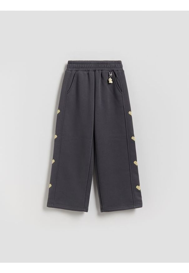Reserved - Spodnie dresowe z brelokiem - ciemnoszary. Kolor: szary. Materiał: dresówka