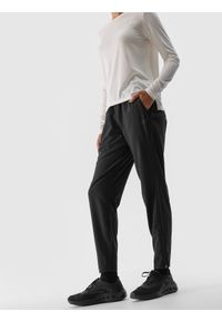 4f - Spodnie do biegania szybkoschnące damskie - czarne. Kolor: czarny. Materiał: włókno, syntetyk, elastan, materiał. Długość: krótkie. Wzór: jednolity. Sport: bieganie, fitness