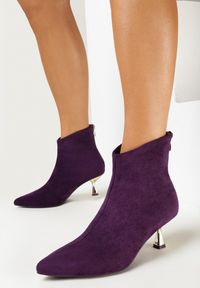 Born2be - Fioletowe Botki na Metalicznej Kaczuszce z Noskiem w Szpic Factoria. Okazja: na co dzień. Zapięcie: zamek. Kolor: fioletowy. Materiał: jeans. Obcas: na szpilce. Styl: casual, elegancki, klasyczny. Wysokość obcasa: średni #1