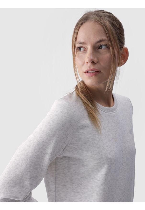 4f - 4F Bluza dresowa nierozpinana bez kaptura damska - szara M. Okazja: na co dzień. Typ kołnierza: bez kaptura. Kolor: szary. Materiał: dresówka. Wzór: gładki, ze splotem. Styl: klasyczny, sportowy, casual