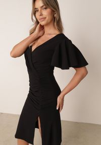Born2be - Czarna Sukienka Taliowana z Modelującymi Marszczeniami i Kopertowym Dekoltem Phikena. Okazja: na co dzień, na spotkanie biznesowe, do pracy. Typ kołnierza: dekolt kopertowy. Kolor: czarny. Materiał: materiał. Wzór: gładki. Typ sukienki: kopertowe. Styl: biznesowy, casual, elegancki #8