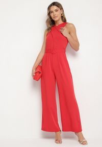 Born2be - Czerwony Taliowany Kombinezon Ozdobiony Paskiem Dollivia. Okazja: na co dzień. Kolor: czerwony. Wzór: aplikacja. Styl: casual, elegancki #4