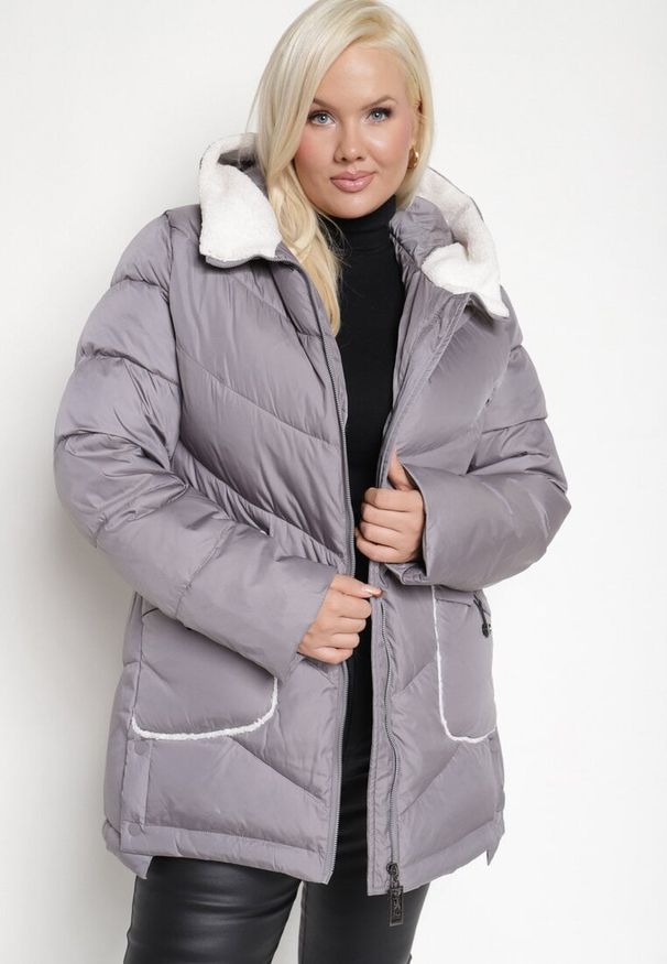 Born2be - Szara Zimowa Kurtka z Pikowanymi Przeszyciami i Kapturem Learell. Okazja: na co dzień. Kolekcja: plus size. Kolor: szary. Materiał: jeans, tkanina. Sezon: zima. Styl: klasyczny, casual