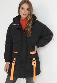 Born2be - Czarna Kurtka Pikowana Kilha. Okazja: na co dzień. Kolor: czarny. Materiał: wełna, guma. Długość: długie. Wzór: aplikacja. Sezon: zima. Styl: casual #7