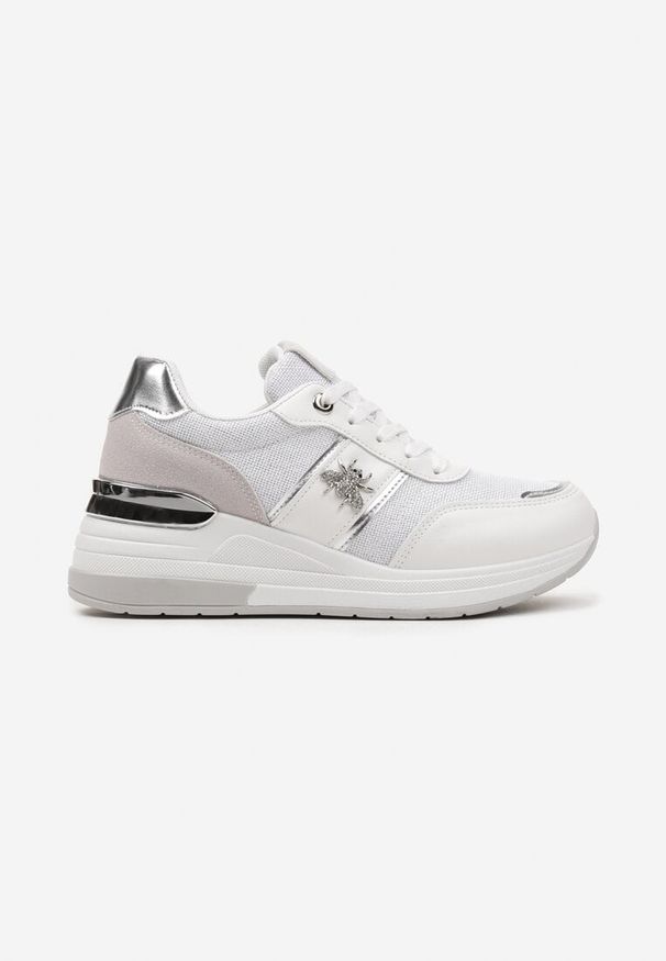 Born2be - Biało-Srebrne Sneakersy za Kostkę z Ekoskóry na Koturnie ze Sznurowaniami i Metalową Ozdobą Galeira. Nosek buta: okrągły. Zapięcie: sznurówki. Kolor: biały. Wzór: aplikacja. Wysokość cholewki: za kostkę. Materiał: materiał. Sezon: lato. Obcas: na koturnie. Wysokość obcasa: średni