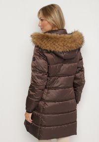 Born2be - Ciemnobrązowa Długa Kurtka Pikowana z Kapturem z Futrem z Możliwością Odpięcia Feneia. Okazja: na co dzień. Typ kołnierza: kaptur. Kolor: brązowy. Materiał: futro. Długość: długie. Styl: casual #3