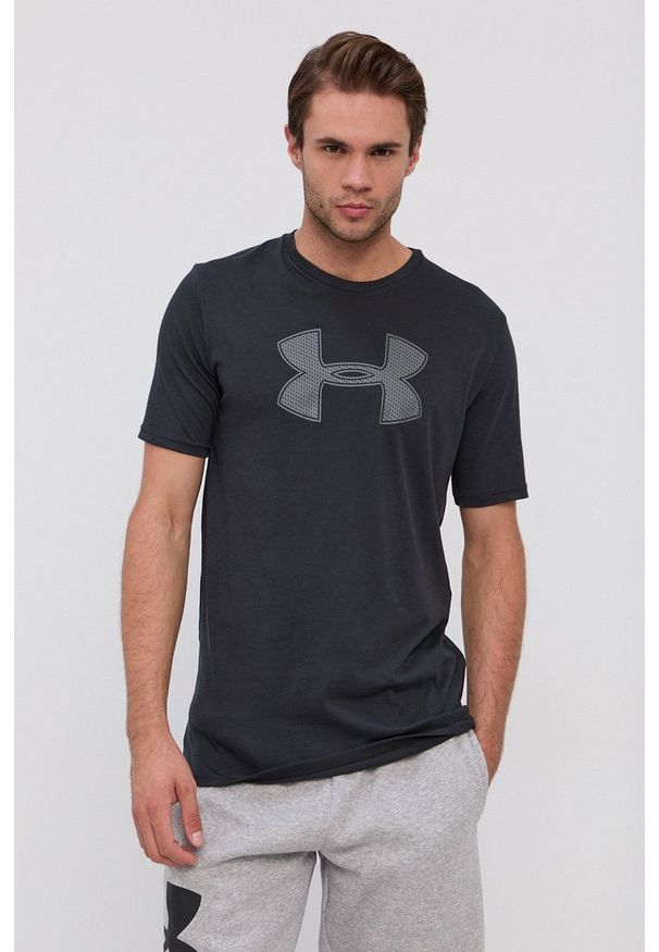 Under Armour - T-shirt. Kolor: czarny. Materiał: dzianina. Wzór: nadruk