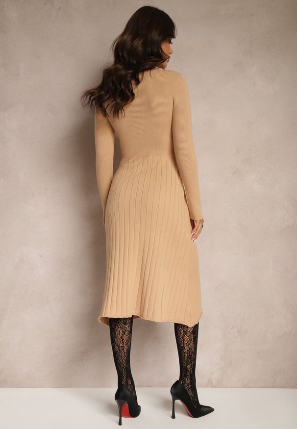 Renee - Ciemnobeżowa Rozkloszowana Sukienka z Wiskozą Imitacją Kieszeni i Guzikami Izadria. Okazja: na co dzień. Kolor: beżowy. Materiał: wiskoza. Styl: casual, klasyczny, elegancki