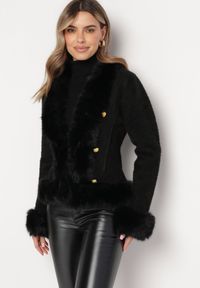 Born2be - Czarna Wiskozowa Kurtka Ozdobiona Puchatym Futerkiem i Biżuteryjnymi Guzikami Radona. Kolor: czarny. Materiał: wiskoza, futro. Wzór: aplikacja #1