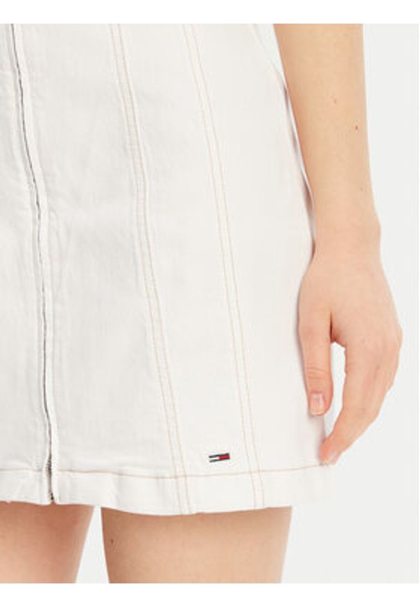 Tommy Jeans Sukienka jeansowa DW0DW20420 Écru Slim Fit. Materiał: bawełna