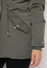 Born2be - Ciemnozielona Zimowa Kurtka Parka z Odpinanym Futerkowym Zdobieniem i Kapturem Sialinnea. Okazja: na co dzień. Kolor: zielony. Wzór: aplikacja. Sezon: zima. Styl: klasyczny, casual, elegancki #4