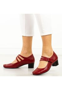 Czerwone skórzane Polskie czółenka damskie na obcasie Gregors 1104. Okazja: na co dzień. Nosek buta: okrągły. Zapięcie: rzepy. Kolor: czerwony. Szerokość cholewki: normalna. Materiał: skóra. Sezon: wiosna, jesień. Obcas: na obcasie. Styl: casual, klasyczny, elegancki. Wysokość obcasa: średni #1