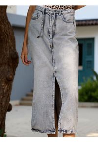 Sinsay - Jeansowa spódnica midi z paskiem - szary. Kolor: szary. Materiał: jeans