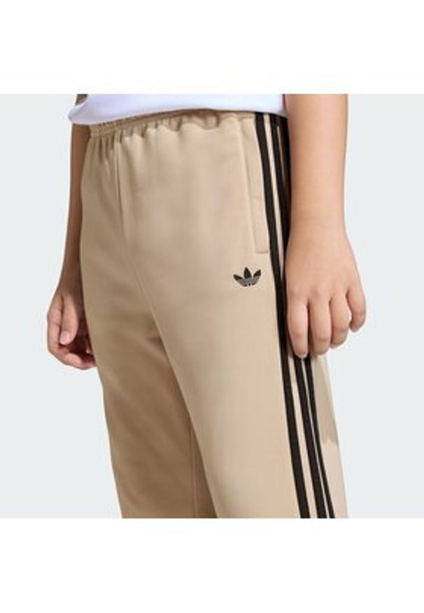 Adidas - adidas Spodnie dresowe adicolor SST KE2864 Beżowy Regular Fit. Kolor: beżowy. Materiał: syntetyk