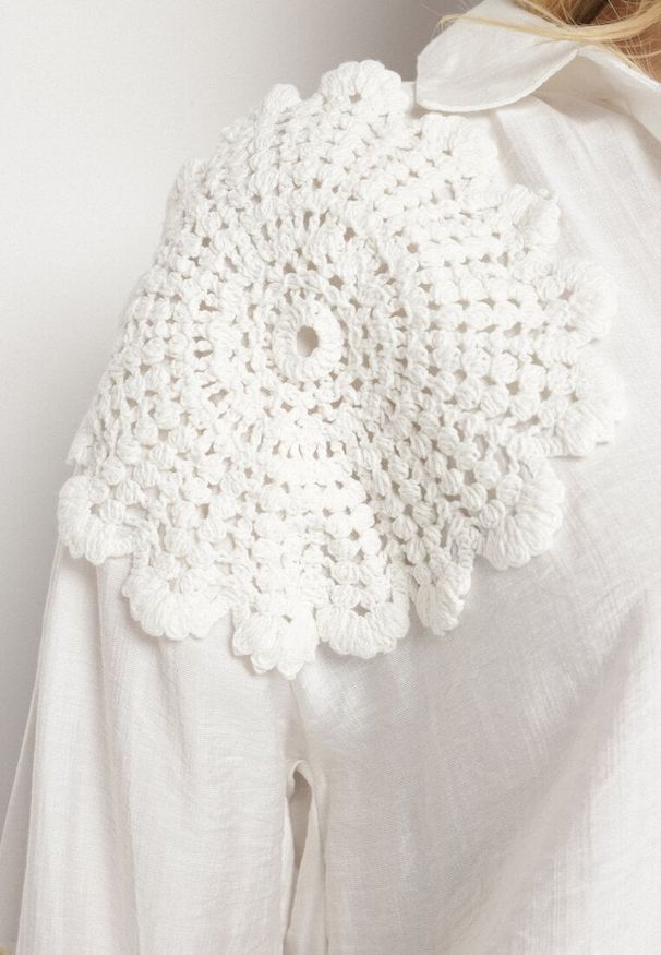 Born2be - Biała Wiskozowa Koszula Oversize z Lnem Zdobiona Kwiatową Aplikacją Finreis. Okazja: na co dzień. Typ kołnierza: dekolt w kształcie V, kołnierzyk klasyczny. Kolor: biały. Materiał: wiskoza, len. Długość rękawa: długi rękaw. Długość: długie. Wzór: aplikacja, kwiaty. Styl: casual, elegancki, klasyczny