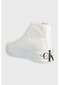 Calvin Klein Jeans trampki VULC FLATFORM BOLD ESSENTIAL damskie kolor biały YW0YW01031. Nosek buta: okrągły. Zapięcie: sznurówki. Kolor: biały. Materiał: materiał, włókno, guma. Szerokość cholewki: normalna #2