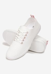 Born2be - Biało-Różowe Trampki. Nosek buta: okrągły. Kolor: biały. Materiał: skóra ekologiczna. Szerokość cholewki: normalna. Wzór: ażurowy, jednolity. Styl: klasyczny #4