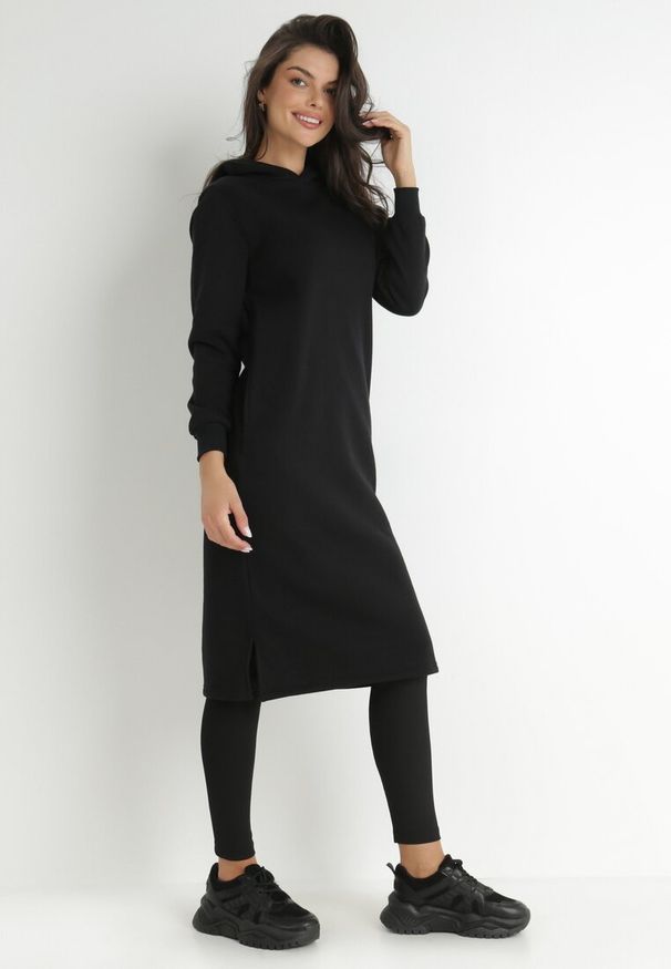 Born2be - Czarna Sukienka Dresowa Oversize z Kapturem Dongeis. Typ kołnierza: kaptur. Kolor: czarny. Wzór: jednolity. Typ sukienki: oversize. Materiał: dresówka. Długość rękawa: długi rękaw. Sezon: jesień, zima. Styl: sportowy. Długość: midi
