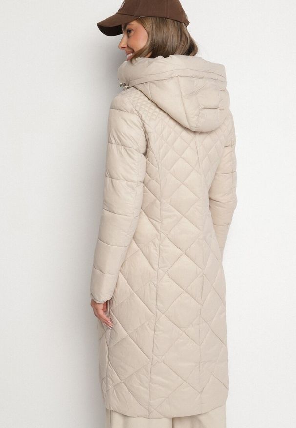 Born2be - Beżowa Długa Pikowana Kurtka z Kapturem Sisilara. Okazja: na co dzień, na spacer. Typ kołnierza: kaptur. Kolor: beżowy. Długość: długie. Sezon: zima, jesień. Styl: casual, elegancki, klasyczny