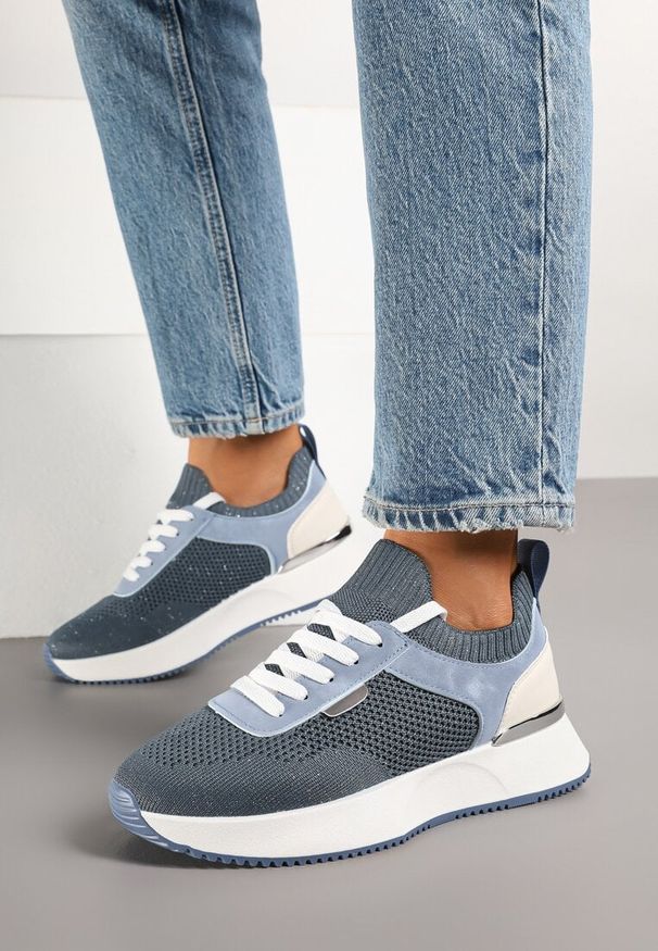 Renee - Niebieskie Sneakersy z Siateczkową Cholewką Saramis. Okazja: na co dzień. Kolor: niebieski. Materiał: jeans. Szerokość cholewki: normalna