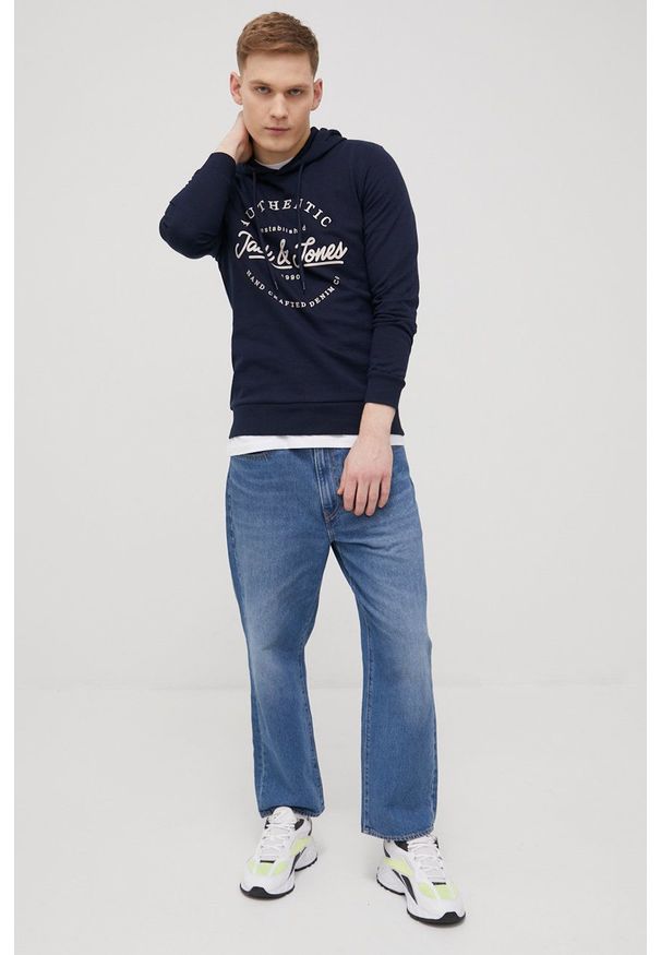 Jack & Jones bluza męska kolor granatowy z kapturem z nadrukiem. Typ kołnierza: kaptur. Kolor: niebieski. Materiał: dzianina. Wzór: nadruk