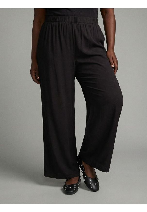 Sinsay - Wiskozowe spodnie palazzo Plus Size - czarny. Kolekcja: plus size. Kolor: czarny. Materiał: wiskoza