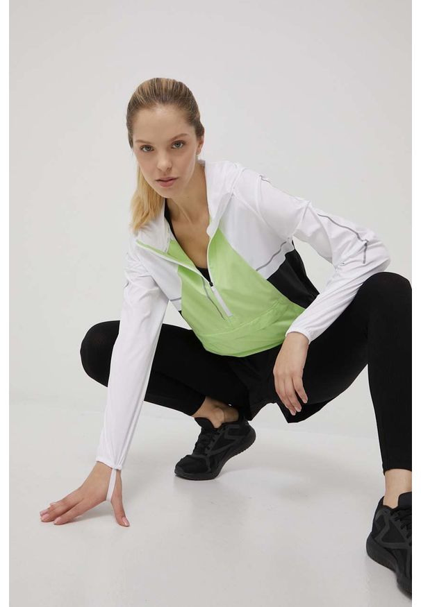 Asics kurtka do biegania Lite-Show kolor biały przejściowa. Kolor: biały. Materiał: materiał, poliester. Długość: krótkie
