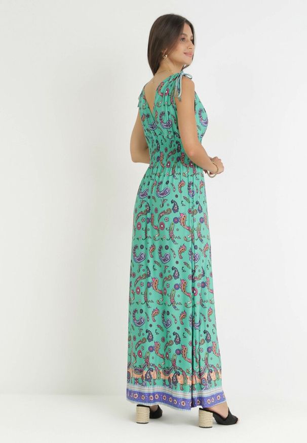 Born2be - Zielona Sukienka Maxi z Gumką w Pasie i Głębokim Dekoltem we Wzór Paisley Emmatta. Kolor: zielony. Wzór: paisley. Sezon: wiosna, lato. Długość: maxi