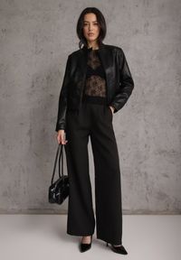 Renee - Czarna Taliowana Kurtka Ramoneska Y2K ze Stójką Fezilae. Okazja: na co dzień. Typ kołnierza: kołnierzyk stójkowy. Kolor: czarny. Materiał: poliester, skóra. Sezon: lato. Styl: casual, elegancki #3