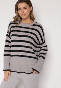 Born2be - Czarno-Szary Sweter o Kroju Oversize z Motywem Pasków Irtusa. Okazja: na co dzień. Kolor: czarny. Materiał: jeans. Styl: casual #2