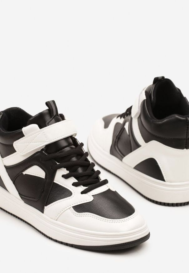 Born2be - Czarno-Białe Sneakersy za Kostkę Olivarre. Okazja: na co dzień, na spacer. Wysokość cholewki: za kostkę. Zapięcie: rzepy. Kolor: czarny. Materiał: jeans, skóra. Sport: turystyka piesza