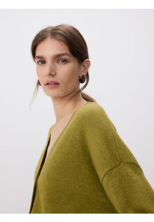 Reserved - Rozpinany kardigan - oliwkowy. Kolor: oliwkowy. Materiał: dzianina, wełna