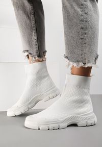 Renee - Białe Sneakersy Auxania. Zapięcie: bez zapięcia. Kolor: biały. Materiał: materiał. Szerokość cholewki: normalna #5