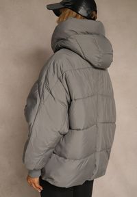 Renee - Szara Oversizowa Kurtka Puffer z Kaputrem Mevenassa. Kolor: szary. Materiał: poliester, zamsz, dzianina. Sezon: zima. Styl: elegancki #2