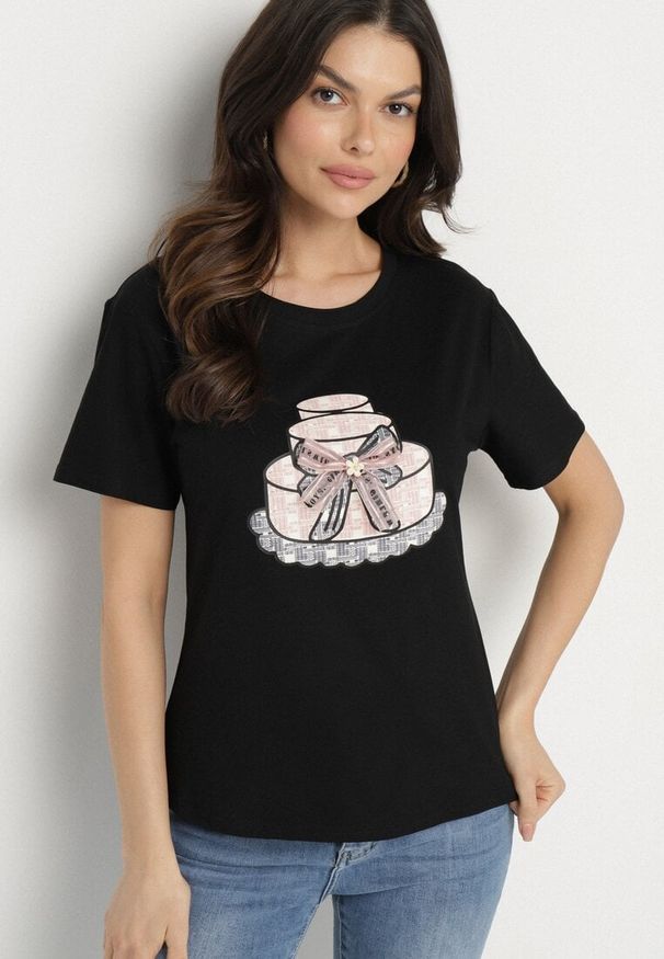 Born2be - Czarny T-shirt z Bawełny Ozdobiony Nadrukiem i Kokardą 3D Sanathien. Typ kołnierza: kokarda. Kolor: czarny. Materiał: bawełna. Wzór: aplikacja, nadruk. Styl: klasyczny