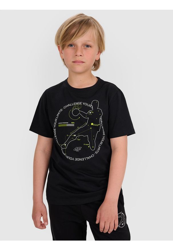 4f - 4F T-shirt regular z nadrukiem chłopięcy - czarny 122 (6-7 lat). Okazja: na co dzień. Kolor: czarny. Materiał: jersey, bawełna, materiał. Długość rękawa: krótki rękaw. Długość: krótkie. Wzór: nadruk. Sezon: lato. Styl: casual, klasyczny, sportowy