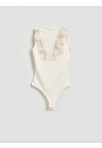 Reserved - Body z dekoracyjną falbaną - beżowy. Kolor: beżowy. Materiał: dzianina #1