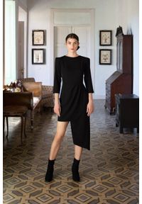 Sukienki.shop - Elegancka sukienka ołówkowa z asymetrycznym dołem śliwka. Typ sukienki: ołówkowe, asymetryczne. Styl: elegancki #3