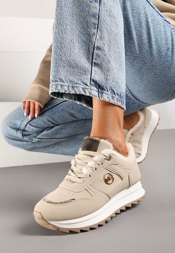 Renee - Beżowe Sneakersy na Płaskiej Podeszwie z Metaliczną Ozdobą i Ociepleniem Solirra. Okazja: na co dzień. Kolor: beżowy. Materiał: jeans. Wzór: aplikacja. Obcas: na płaskiej podeszwie