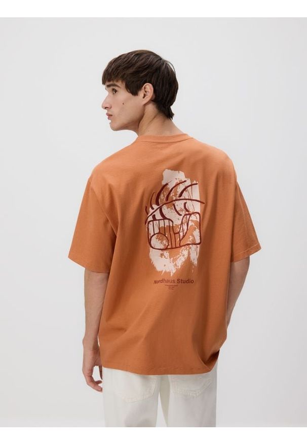 Reserved - T-shirt boxy z nadrukiem na plecach - brzoskwiniowy. Kolor: pomarańczowy. Materiał: dzianina, bawełna. Wzór: nadruk