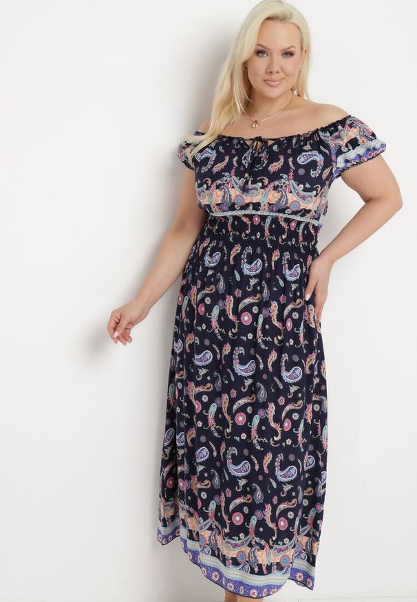 Born2be - Granatowa Sukienka na Lato Bawełniana Hiszpanka z Wzorem Paisley i Gumką w Pasie Vediana. Okazja: na wesele, na spacer, na co dzień, na ślub cywilny. Typ kołnierza: dekolt hiszpanka. Kolor: niebieski. Materiał: bawełna. Długość rękawa: na ramiączkach. Wzór: paisley. Sezon: lato. Styl: casual