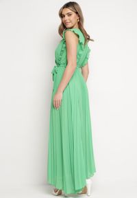 Born2be - Zielona Plisowana Sukienka Maxi Wiskozowa z Kopertowym Dekoltem i Falbankami Glimes. Typ kołnierza: kołnierz z falbankami. Kolor: zielony. Materiał: wiskoza. Typ sukienki: kopertowe. Długość: maxi #4